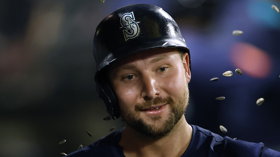 كال رايلي يسجل أول هوم رن له في الموسم