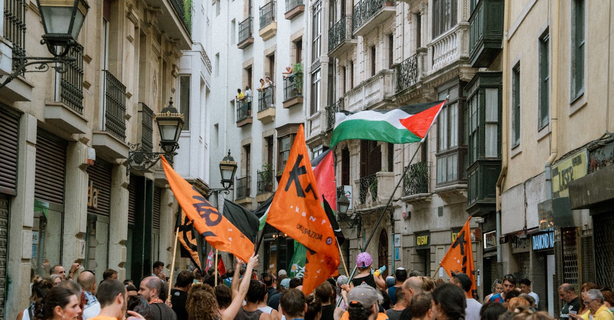 جوارديولا يدافع عن يامال بعد رفع علم فلسطين