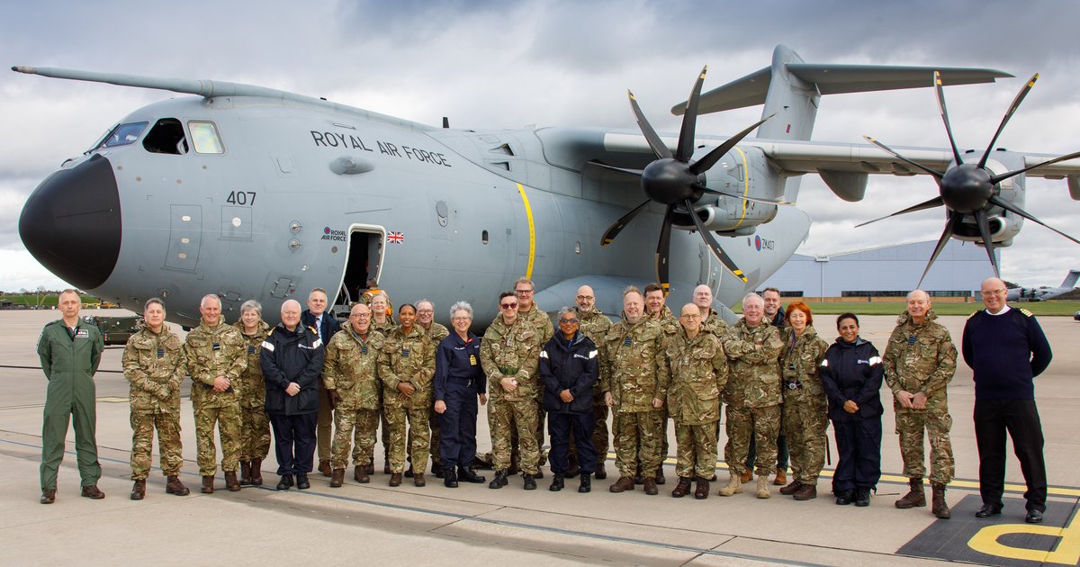 زيارة الملك لقيادة سلاح الجو الملكي