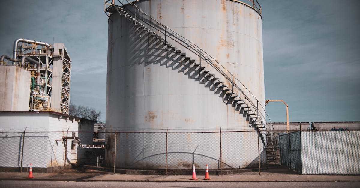 إيران تهدد بالرد على الهجمات الأمريكية على منشآتها