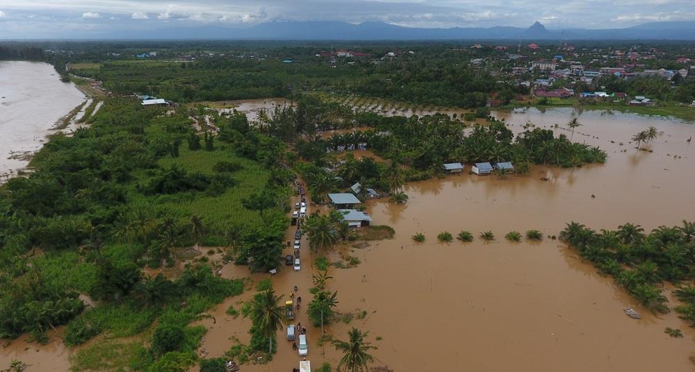 تشييد جسر في إندونيسيا بعد الفيضانات