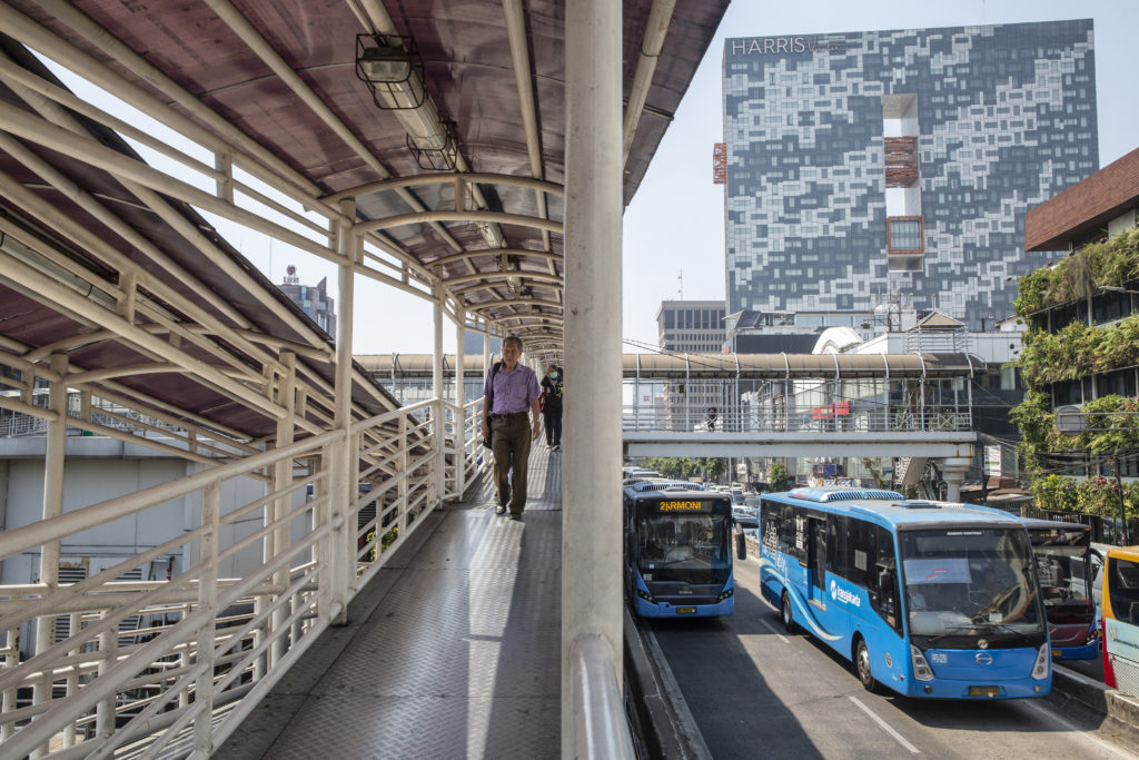 حكومة جاكرتا تمنع استخدام السيارات الخاصة خلال العمل من المنزل