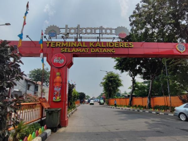 Verbesserung der Fußgängerdienste an der Kali Deres Station