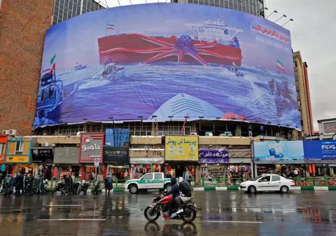 إيران تهدد الملاحة البحرية بممارسات القرصنة