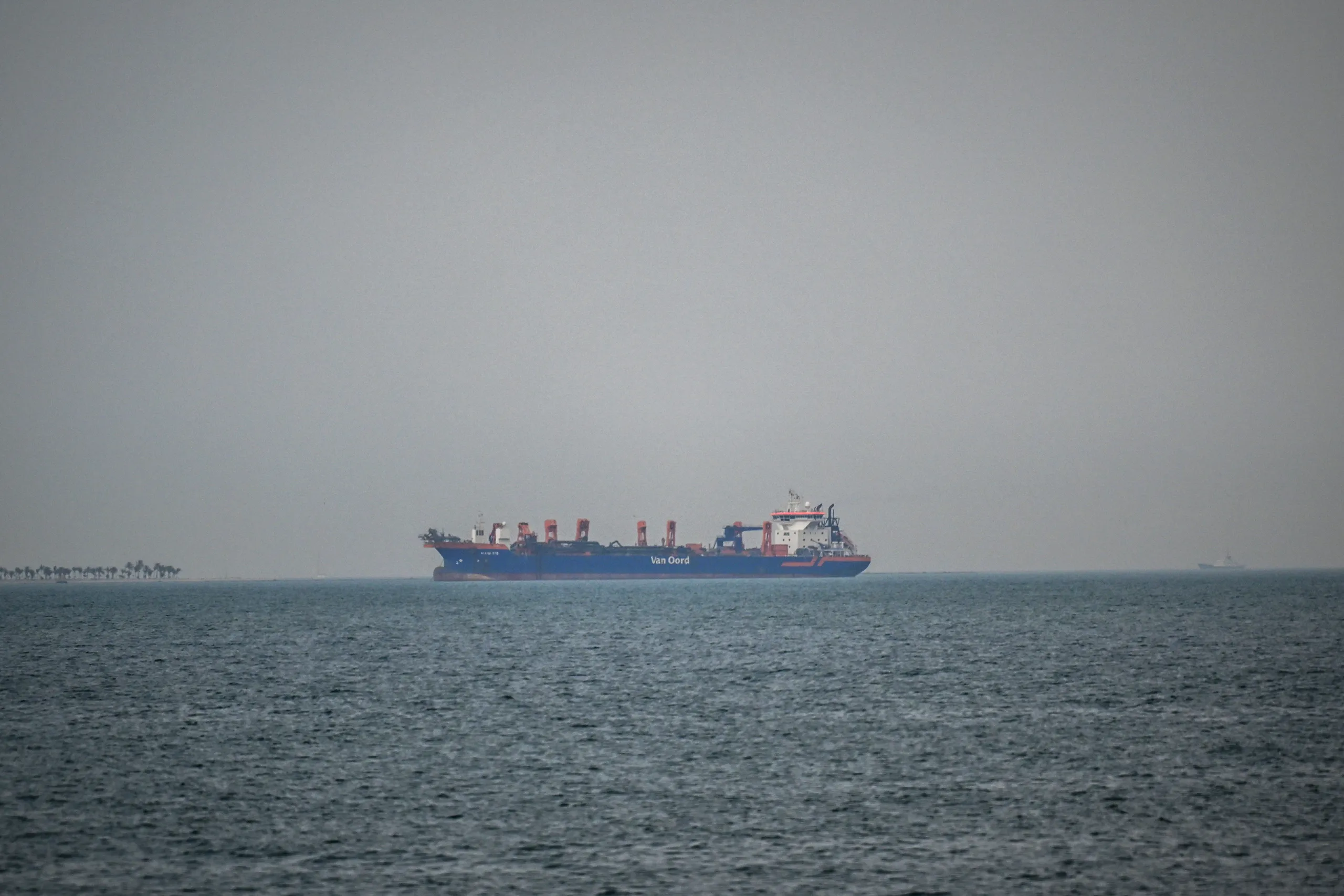 تزايد حالات ترك طواقم السفن في مضيق هرمز