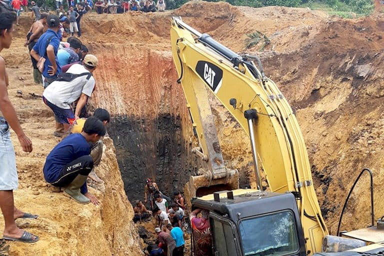 مصادرة أراضي تعدين الفحم غير القانوني في إندونيسيا