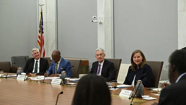 Märkte schwanken wegen Fed-Entscheidung