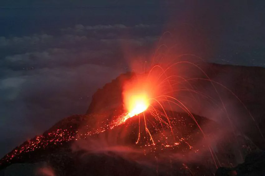 ثوران بركان غونغ سيميرو في إندونيسيا