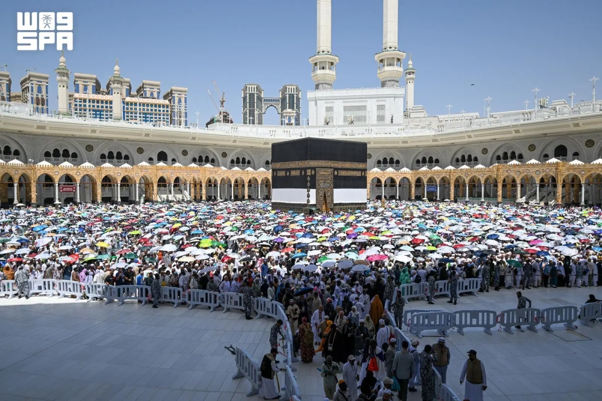 الحجاج يؤدون طواف الوداع في مكة المكرمة