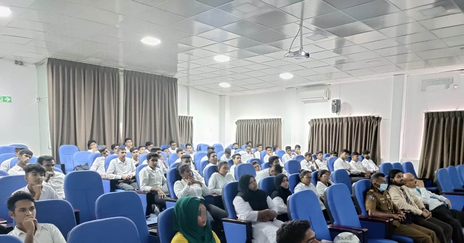 توعية الطلاب بمخاطر المخدرات في بادان الإندونيسية