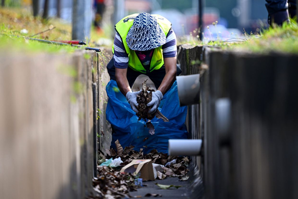 78 شخصاً ينفذون خدمة مجتمعية بسبب رمي النفايات