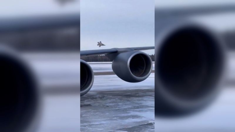 تحطم طائرة أمريكية في الخليج وإنقاذ طيارها