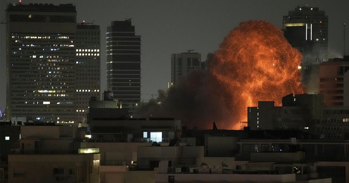 هجوم صاروخي إيراني على تل أبيب يثير التوترات