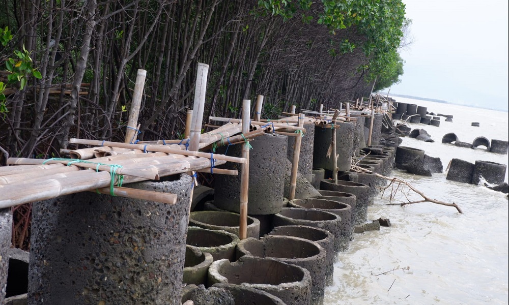 تنظيف آثار الفيضانات في ديمك الإندونيسية