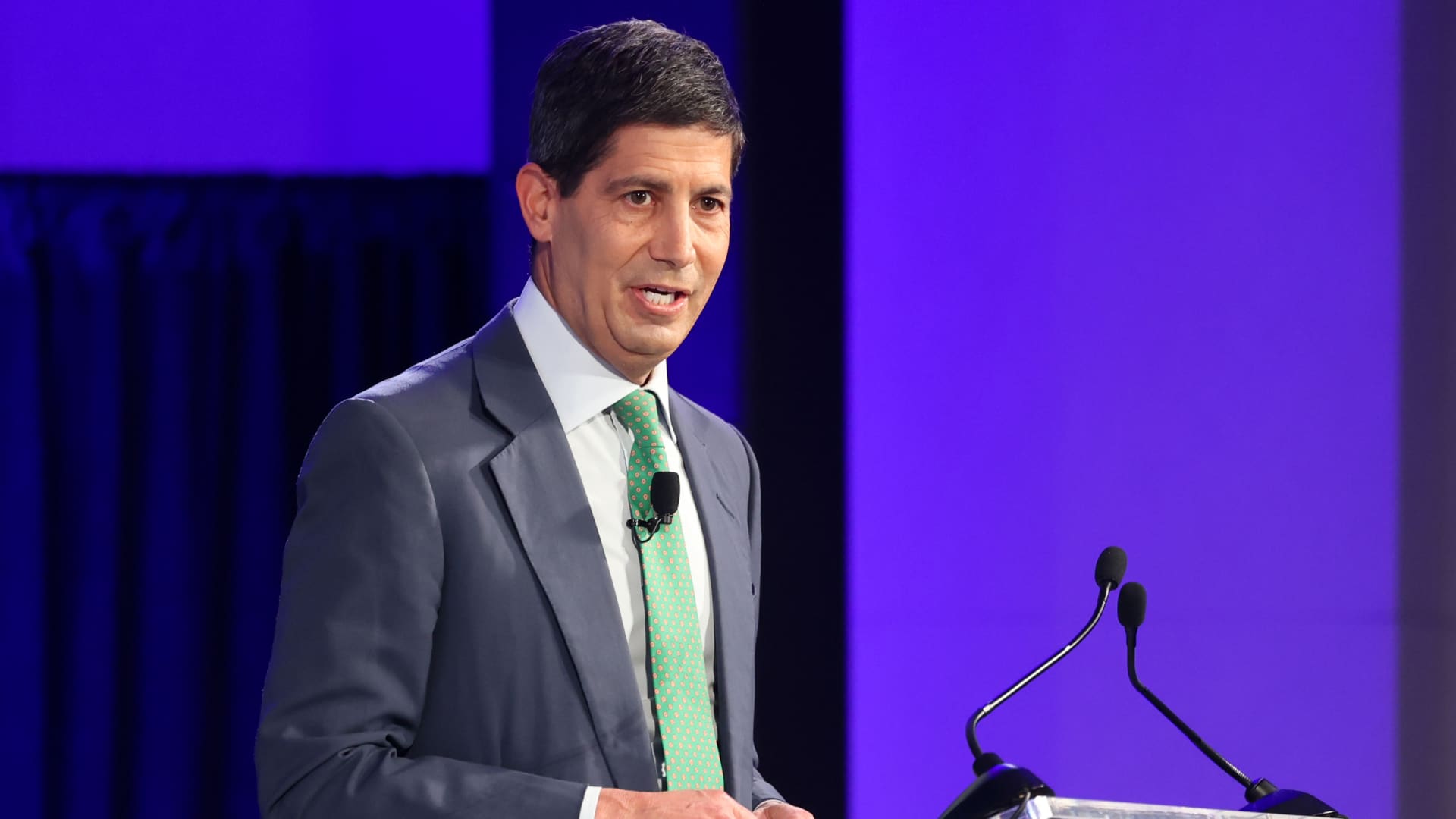 Kevin Warsh enfrenta desafíos en la Reserva Federal