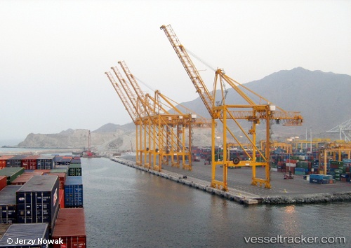 إصابة 4 أشخاص في هجوم على ميناء خورفكان الإماراتي