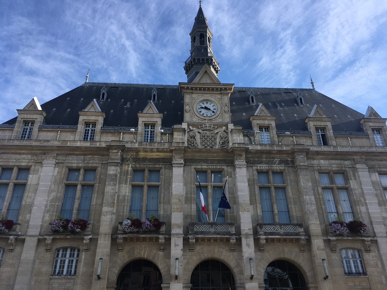 Propos racistes contre le maire de Saint-Denis suscitent choc