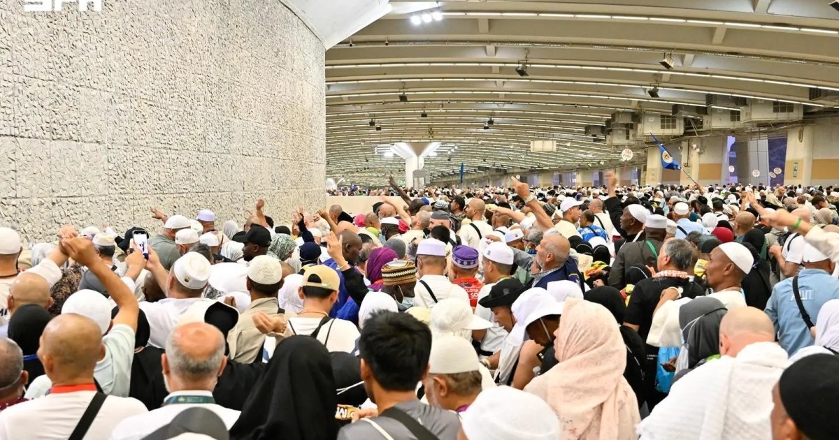 حجاج بيت الله يغادرون منى بعد رمي الجمار