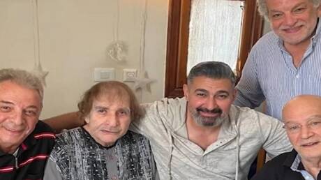 مصر.. نجوم الفن يزورون الفنان محيي إسماعيل في المستشفى