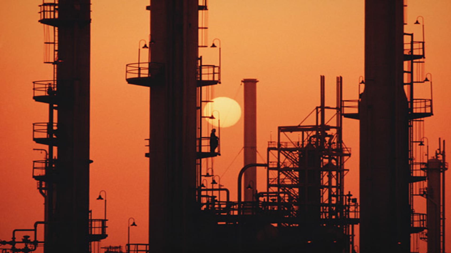 Les marchés pétroliers fluctuent face à des prévisions contradictoires