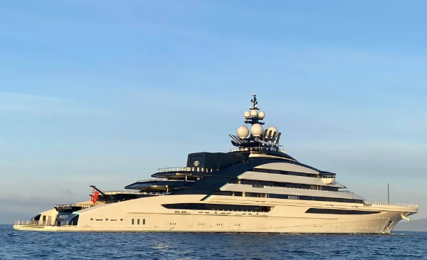 يخت فاخر روسي يمر عبر مضيق هرمز