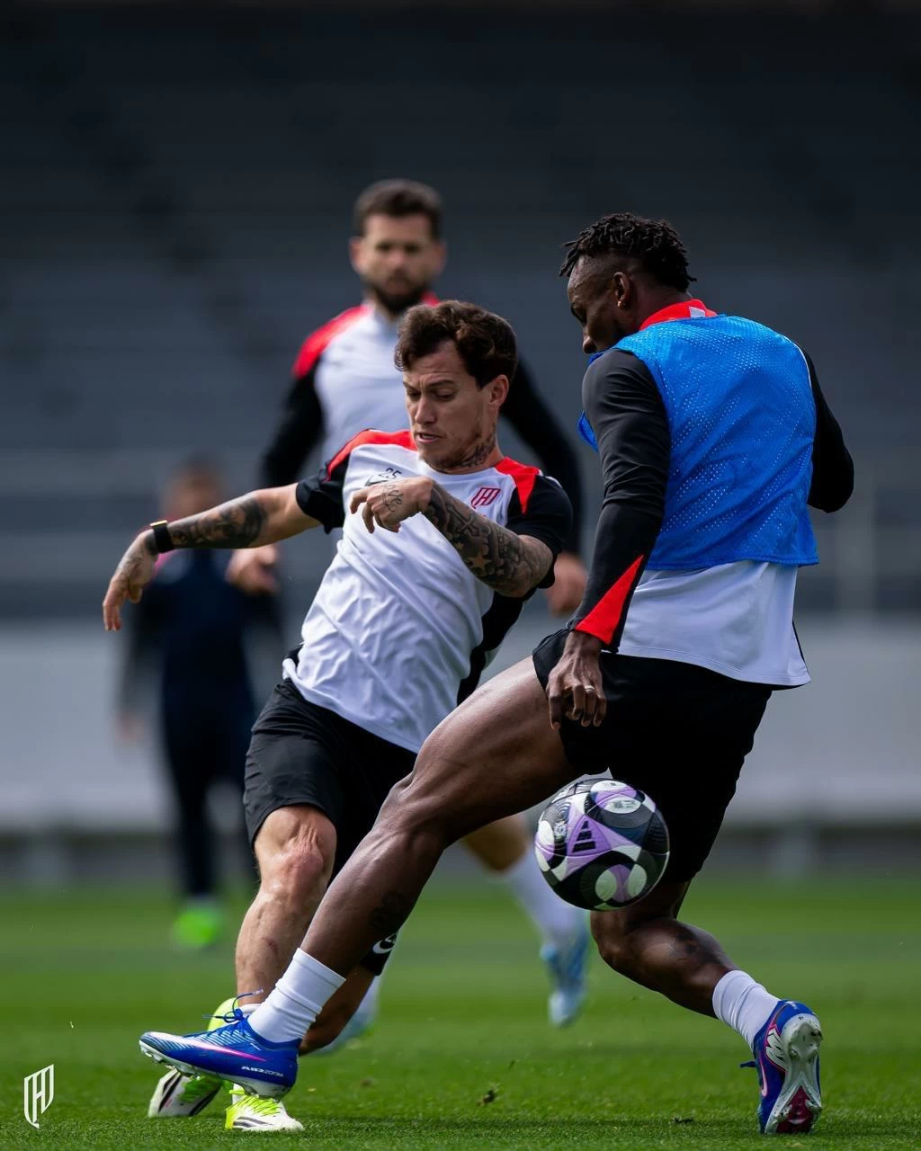 القادسية يسعى للفوز على ضمك في دوري روشن