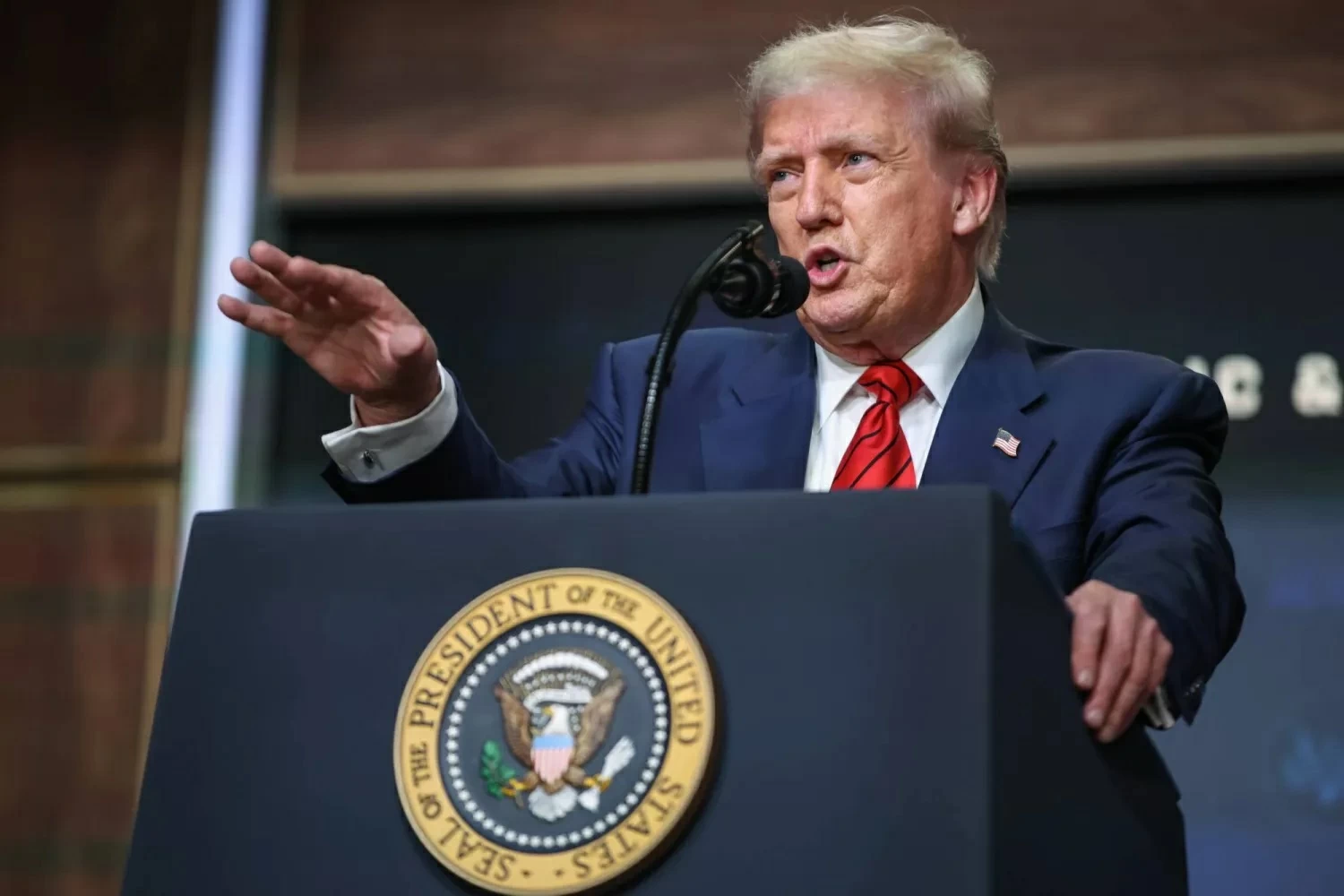 Trump menace de rayer l'île de Khark si les négociations échouent