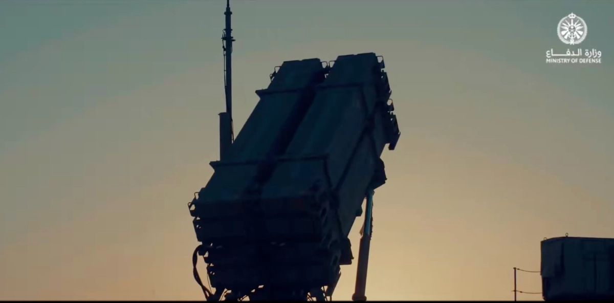 الدفاعات الجوية السعودية تعترض طائرات مسيرة وصواريخ