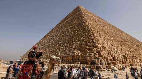 وزارة الداخلية المصرية تنفي شائعات تسلق الأهرامات