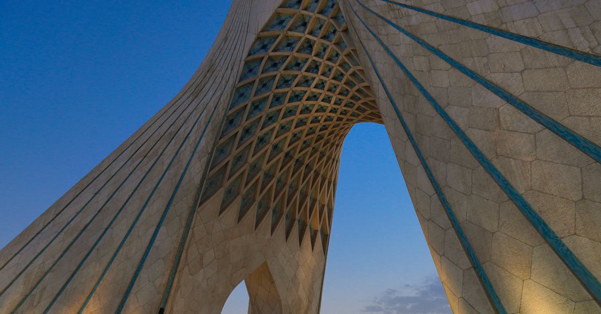 ترمب يهدد إيران: الجيش الأمريكي في مأزق قانوني