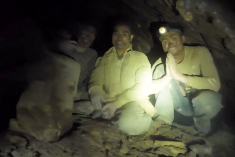 Sauvetage des survivants d'une grotte au Laos