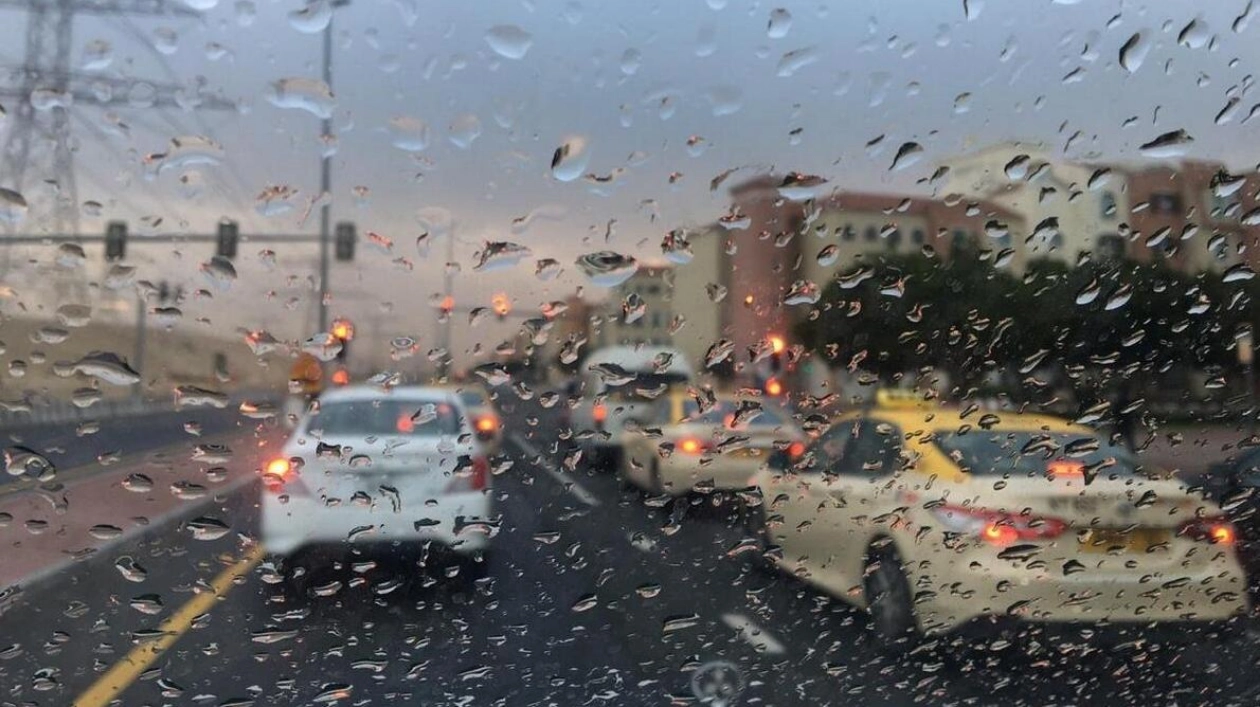Heavy rains hit the UAE with warnings from authorities
