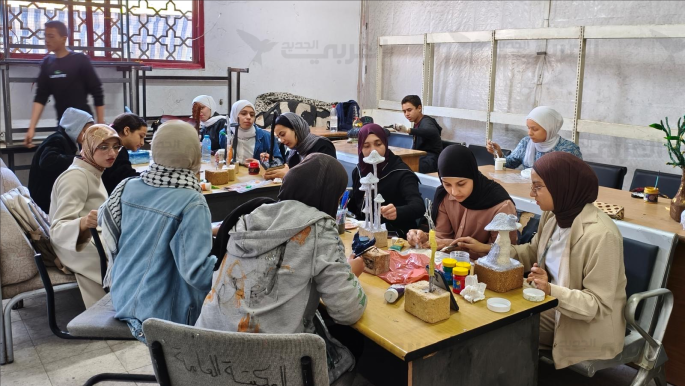 ورشة فنية في غزة تحول النفايات إلى إبداعات فنية