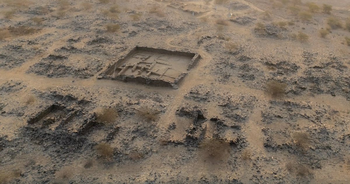 Entdeckungen in Al-Asda: Alte Moschee und Artefakte