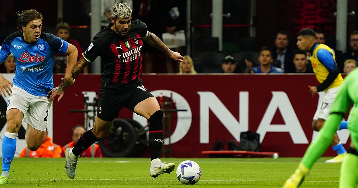 نابولي يقترب من إنتر بعد الفوز على ميلان في الدوري الإيطالي
