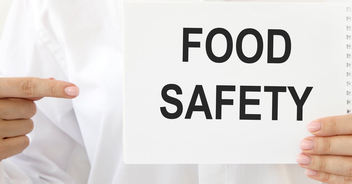 ضبط سلع غذائية منتهية الصلاحية في أسيوط