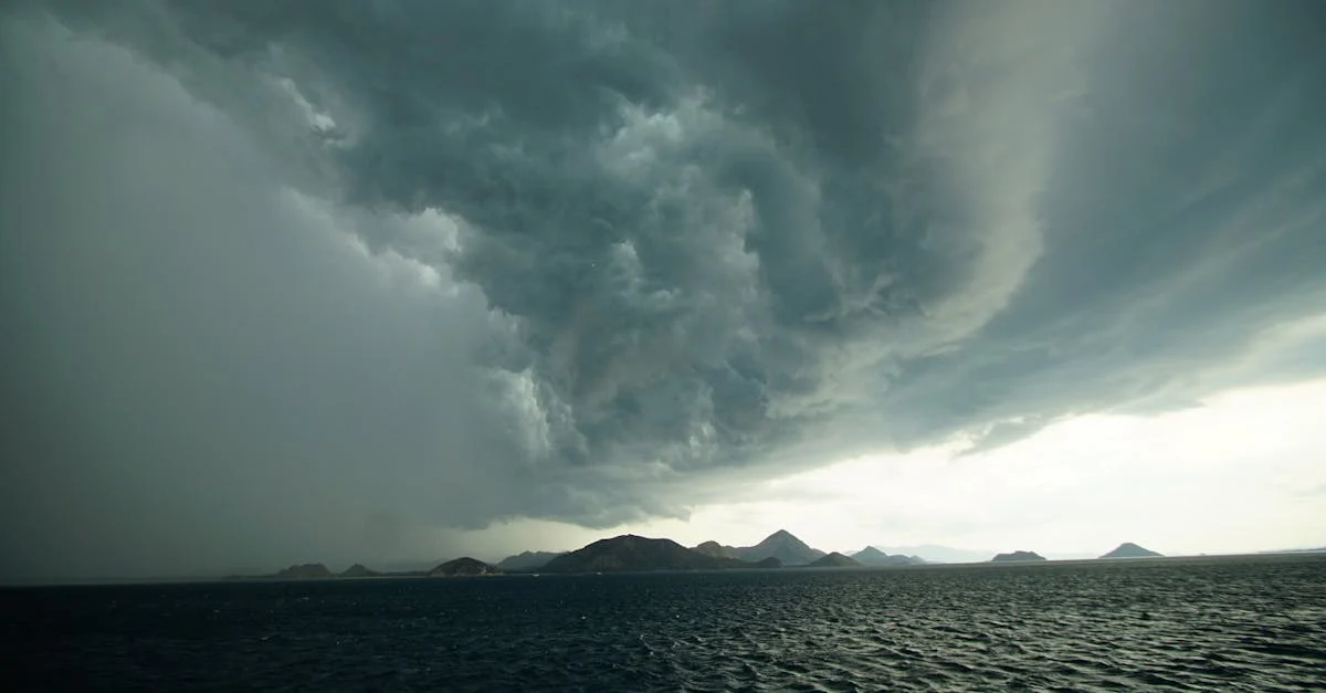 انفجارات في جزيرة خرج الإيرانية نتيجة هجمات أمريكية وإسرائيلية