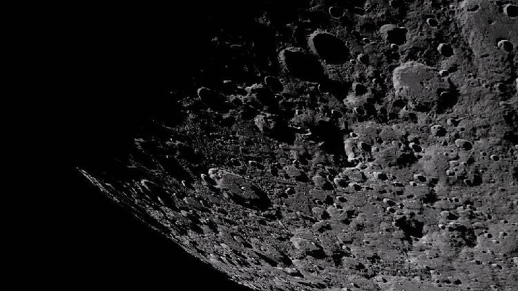 تراكم الجليد على أقطاب القمر منذ 1.5 مليار عام