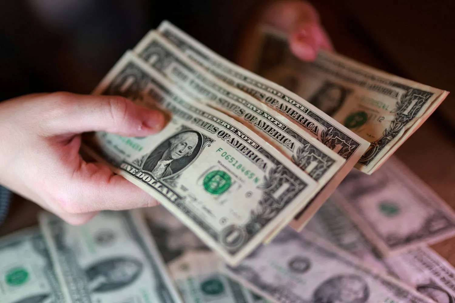 تراجع الدولار الأميركي وسط تهدئة التوترات الجيوسياسية