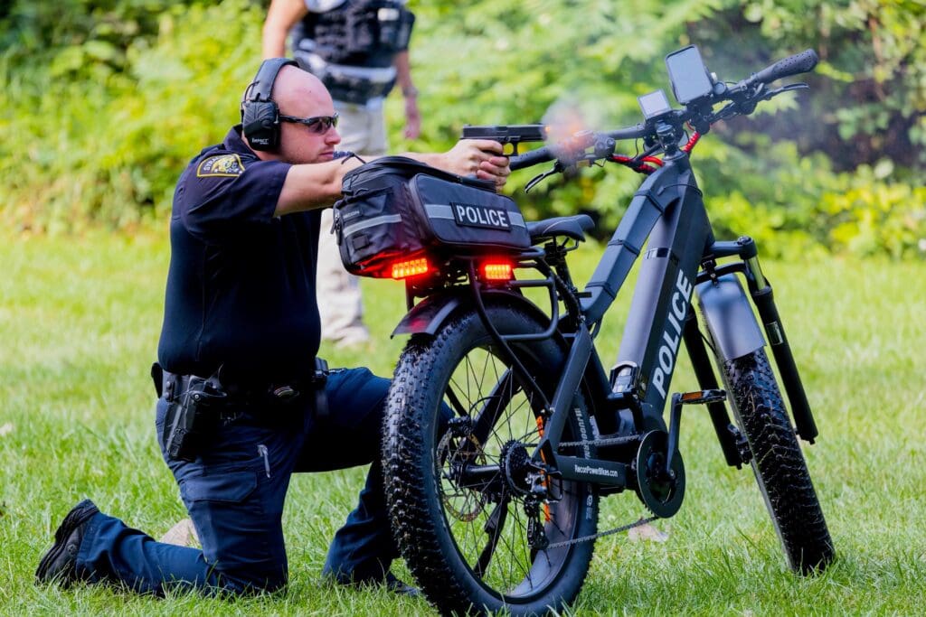 حملة شرطة أم القيوين لمكافحة قيادة الأطفال للدراجات الكهربائية