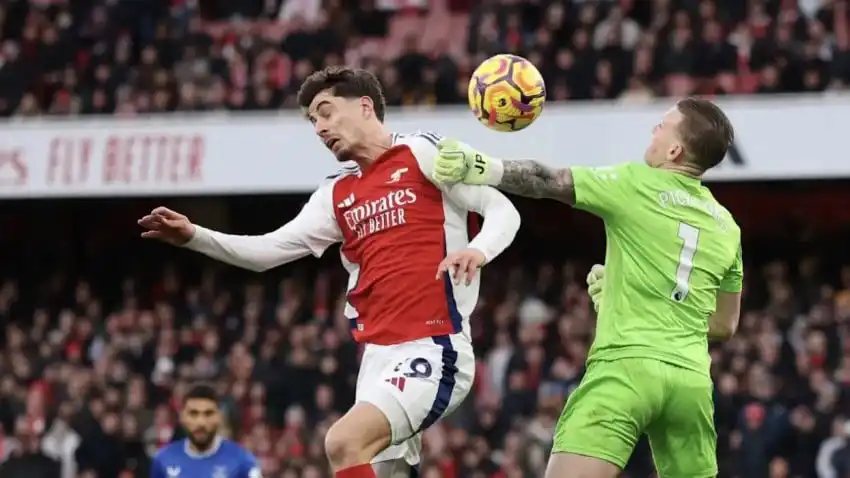 أرسنال يعزز صدارته بفوز على إيفرتون في الدوري الإنجليزي