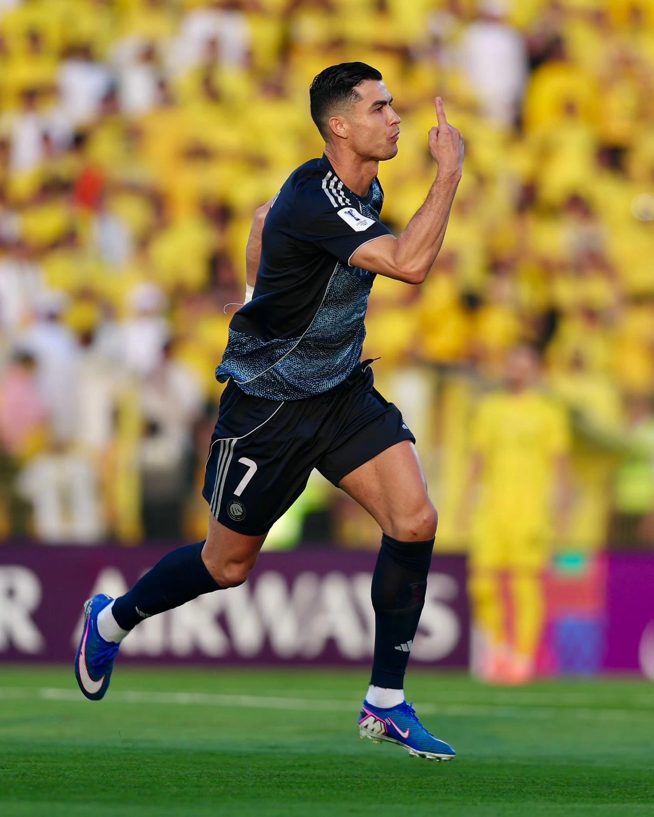 كلاسيكو النصر والأهلي: صراع الصدارة في دوري روشن