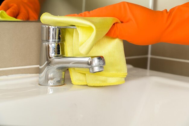 طرق تلميع حنفيات الحمام بفعالية