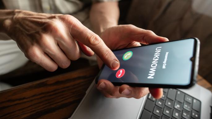 احتيال انتحال صفة مسؤولين أميركيين