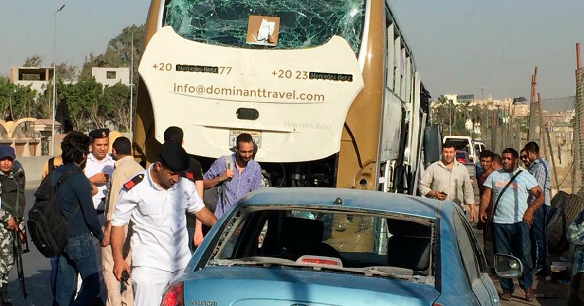 نجل ميدو يهشّم زجاج سيارة الشرطة بعد ضبطه مخمورًا