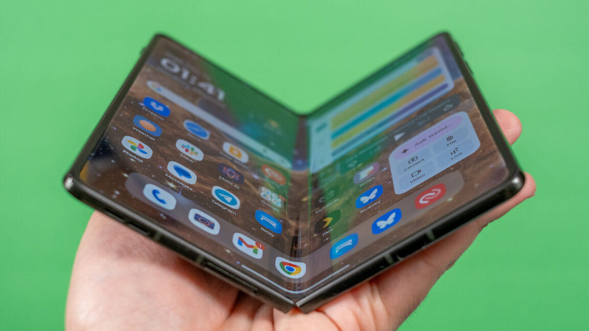 مراجعة هاتف Motorola Razr Fold القابل للطي