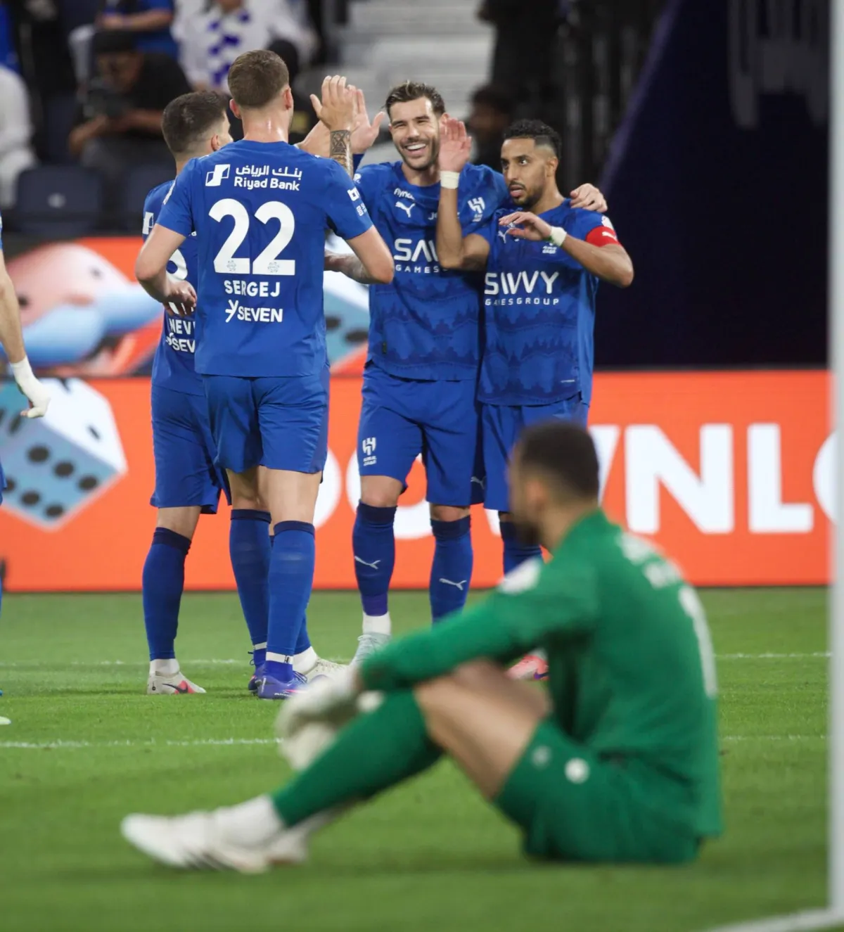 الهلال يتجاوز ضمك ويشتعل سباق الدوري السعودي