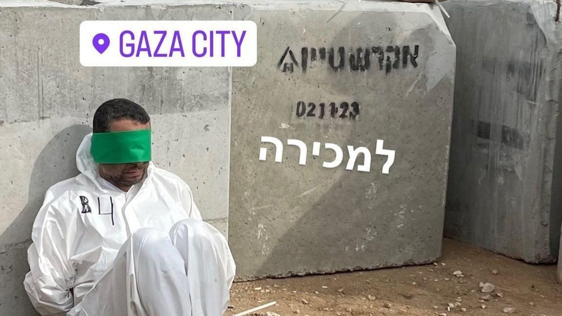 Image d'un soldat israélien montrant un Palestinien ligoté