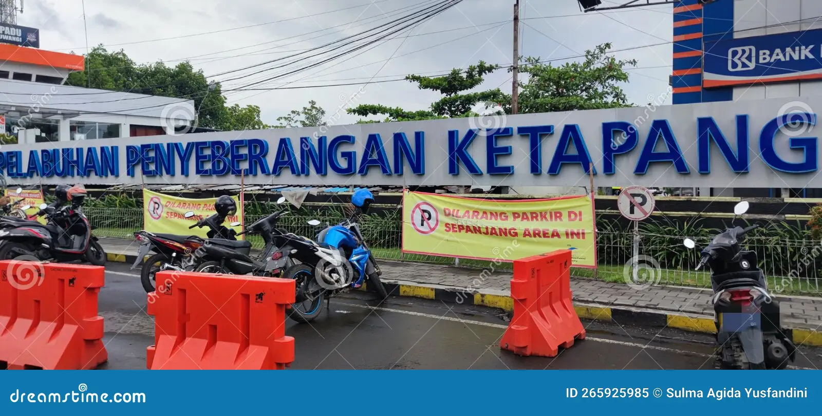 ازدحام مروري في ميناء كيتابانغ الإندونيسي