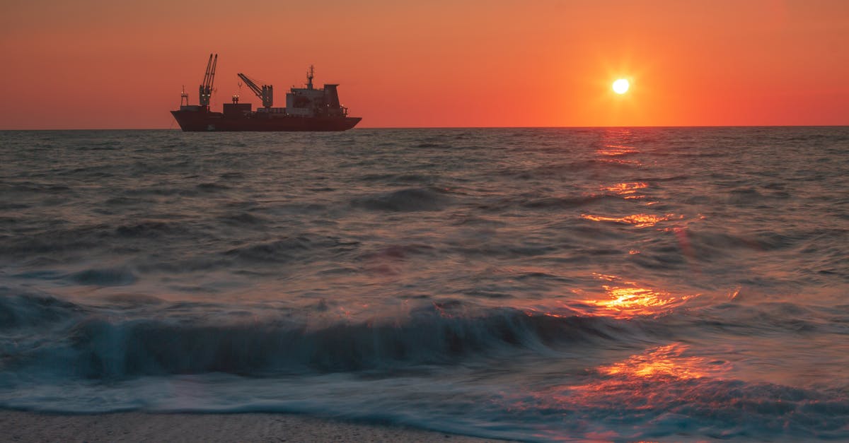 التوترات في مضيق هرمز وتأثيرها على الأسواق العالمية